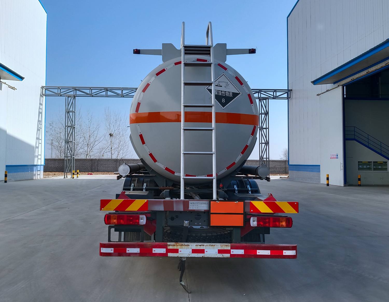 齊星牌QXC5327GFWZ6腐蝕性物品罐式運(yùn)輸車(chē)公告圖片