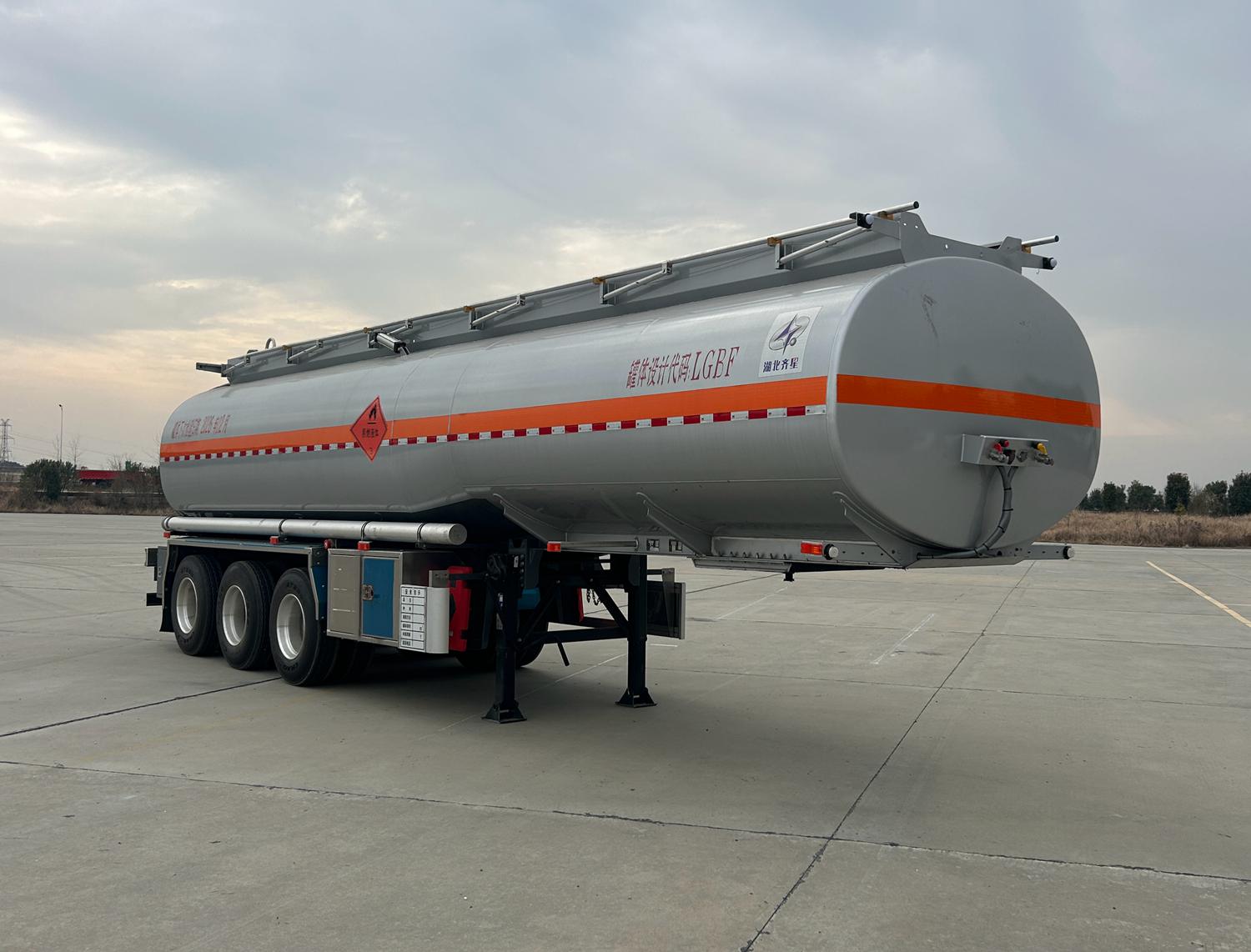 齐星牌11.2米32吨3轴易燃液体罐式运输半挂车(QXC9400GRYA1)