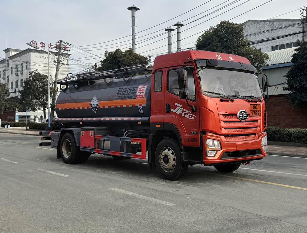 专威牌HTW5181GFWCA6腐蚀性物品罐式运输车