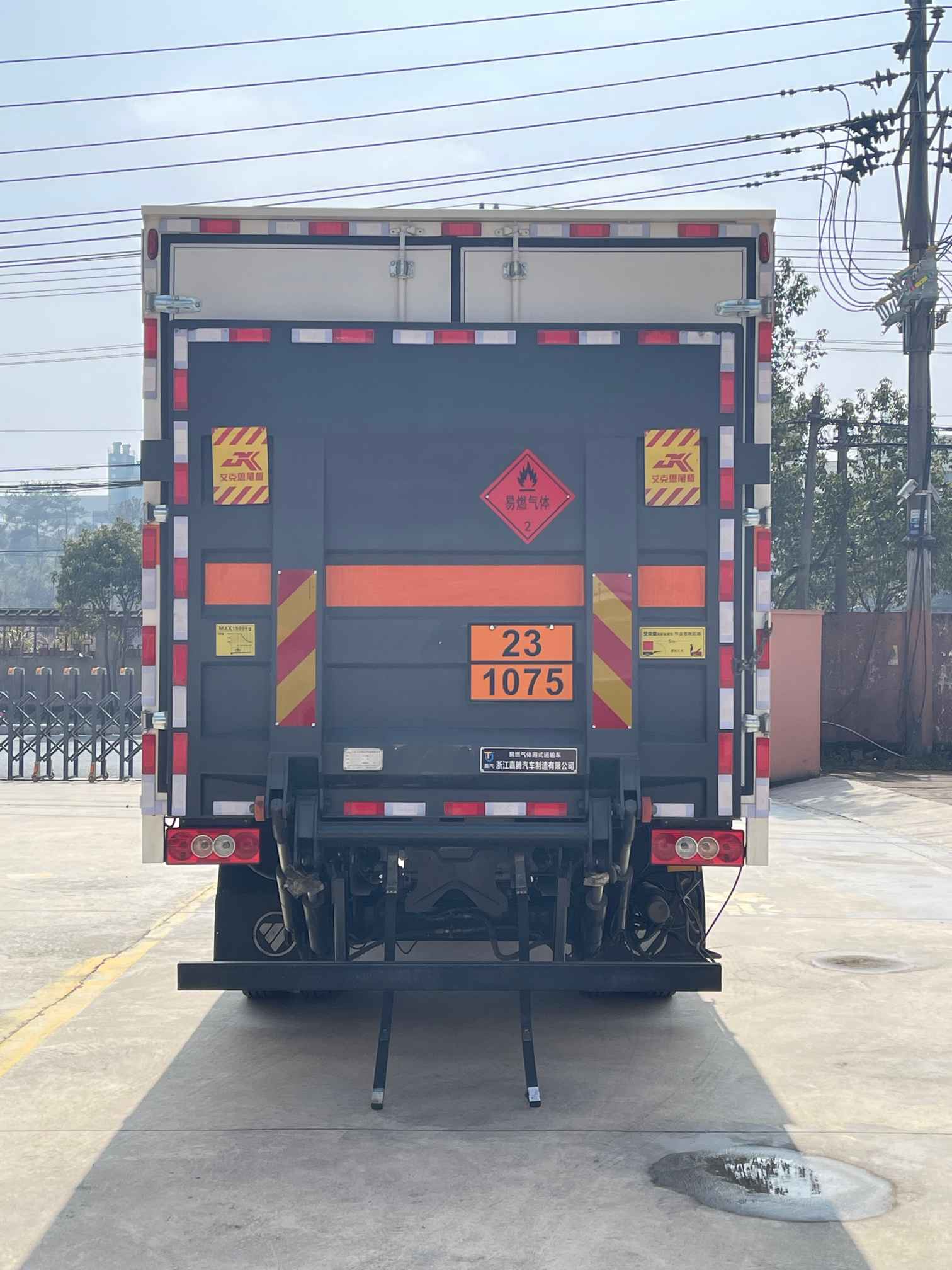 嘉汽牌JTQ5120XRQB6易燃?xì)怏w廂式運(yùn)輸車公告圖片