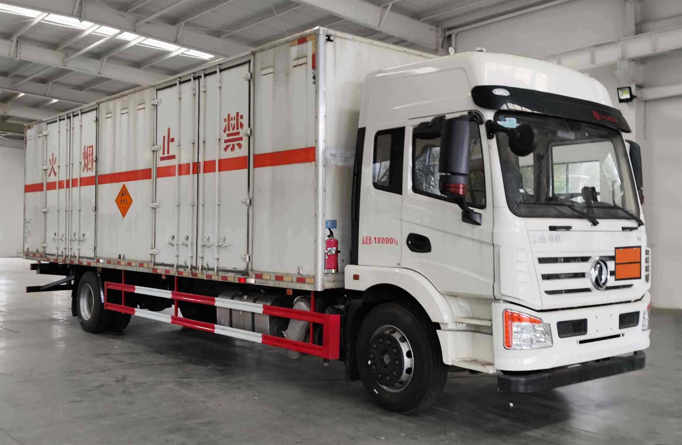 程力威牌CLW5180XQYAWY爆破器材运输车