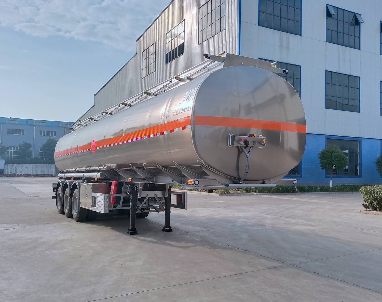 齐星牌12.7米33.2吨3轴易燃液体罐式运输半挂车(QXC9402GRYB)
