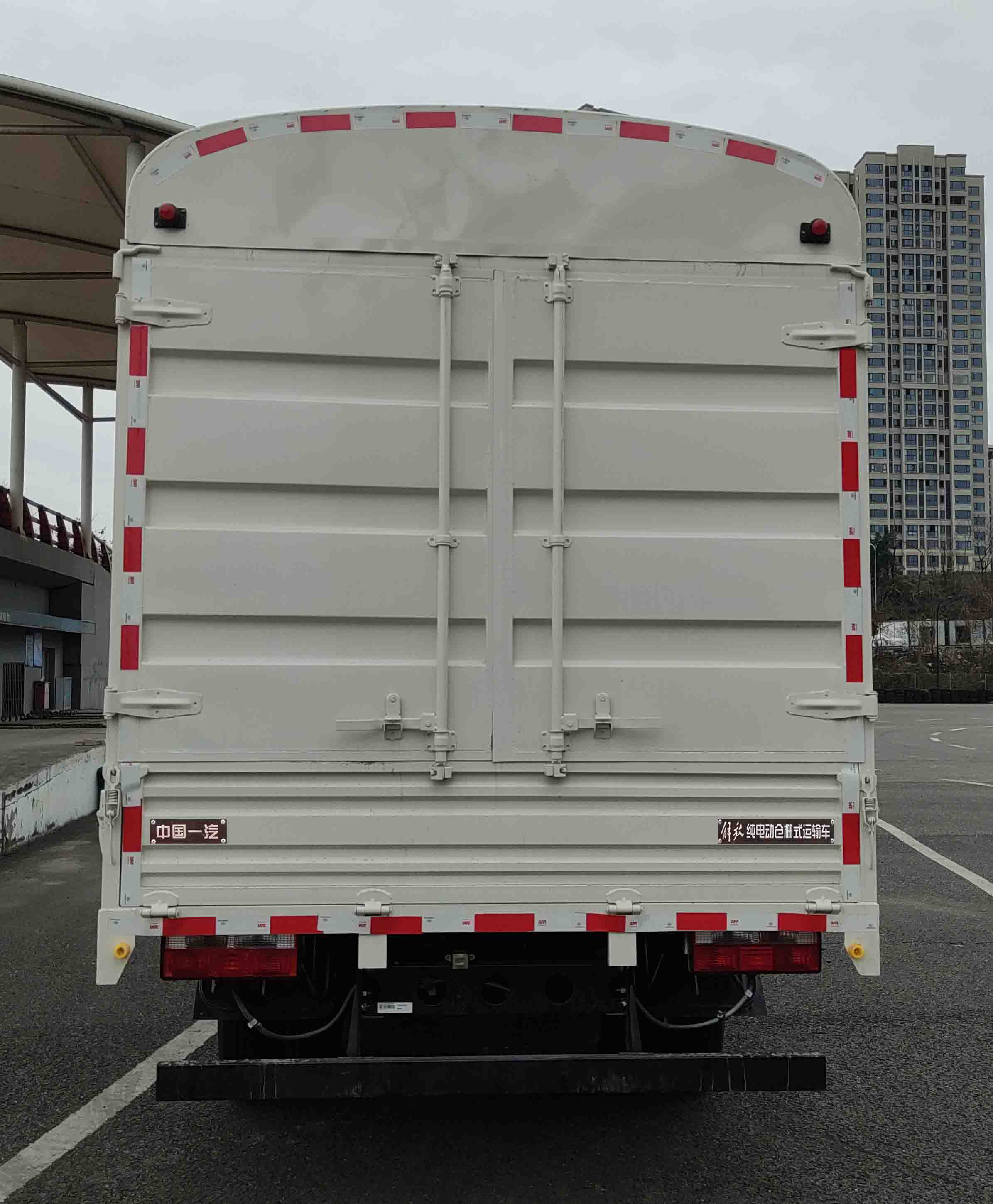 解放牌CA5040CCYP40L3BEVA85純電動倉柵式運(yùn)輸車公告圖片