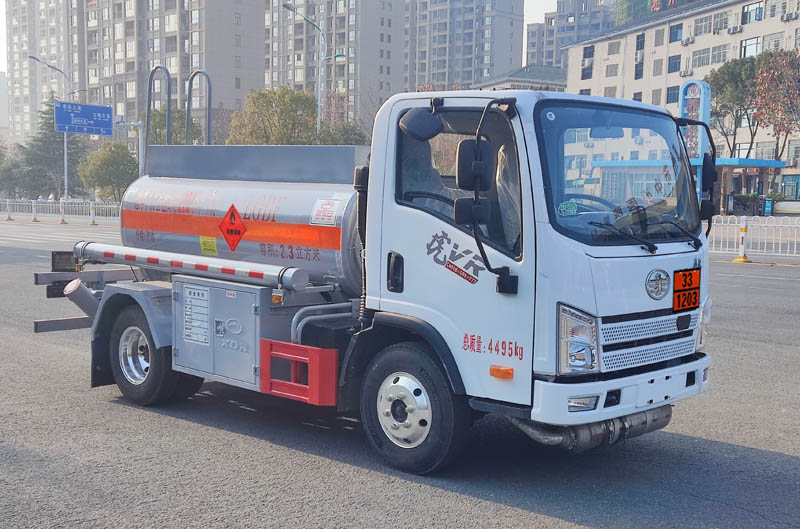 新东日牌YZR5040GJYC6Q加油车