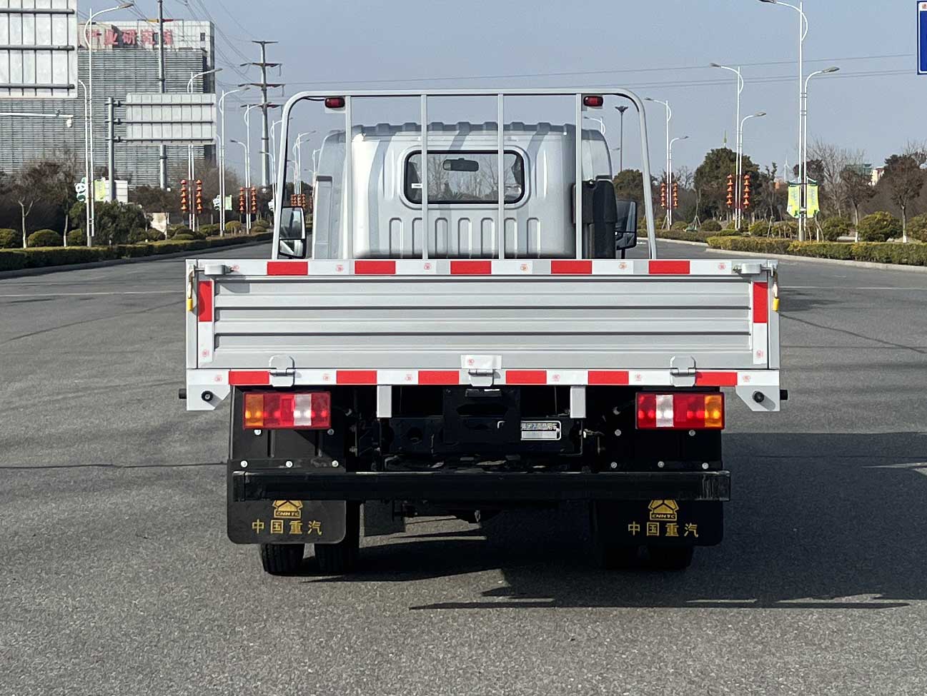 ZZ1047C3313F145D 豪沃牌143马力单桥柴油4.2米国六载货汽车图片