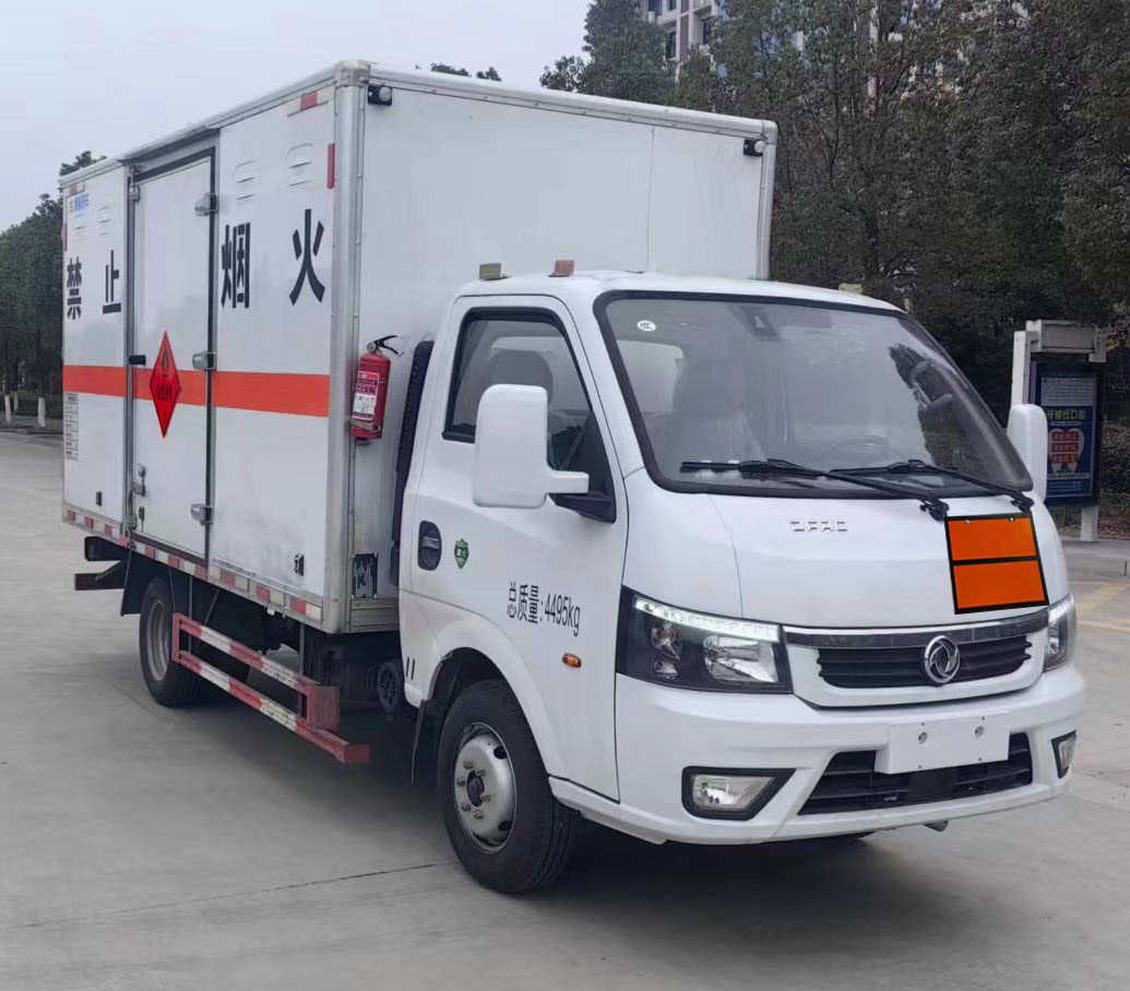专威牌HTW5045XRYEQ6易燃液体厢式运输车