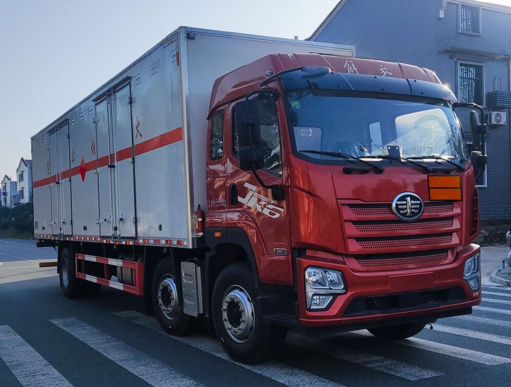 程力威牌CLW5262XRYCDP易燃液体厢式运输车