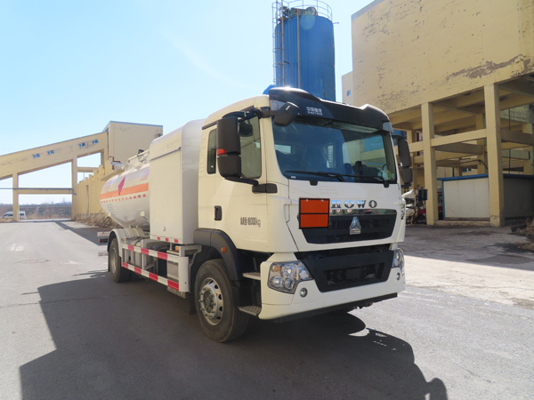 陆平机器牌LPC5180GJYFZ6飞机加油车