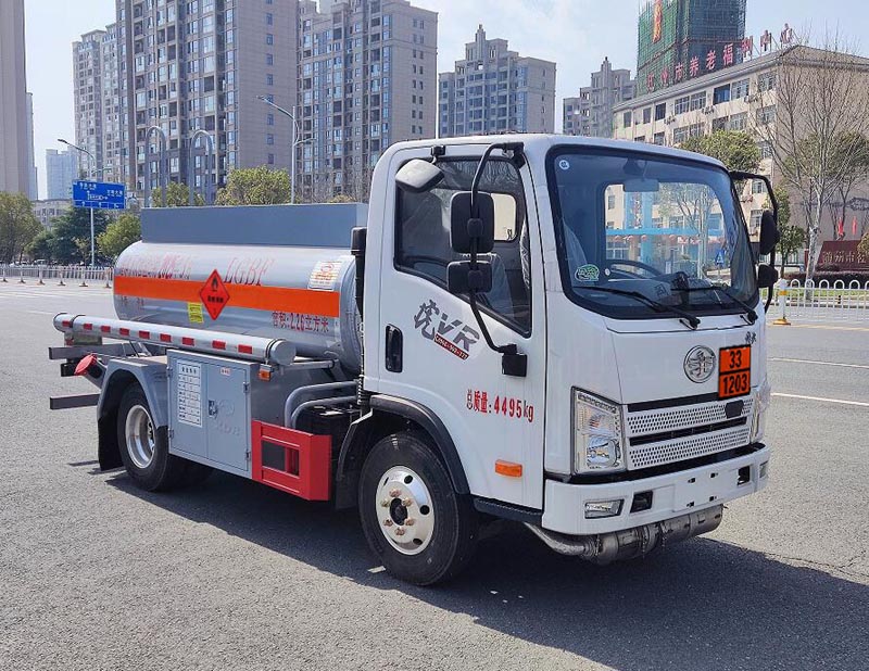 新东日牌YZR5040GJYCQ6加油车