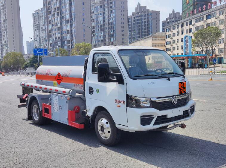 新东日牌YZR5045GJYE6Q加油车