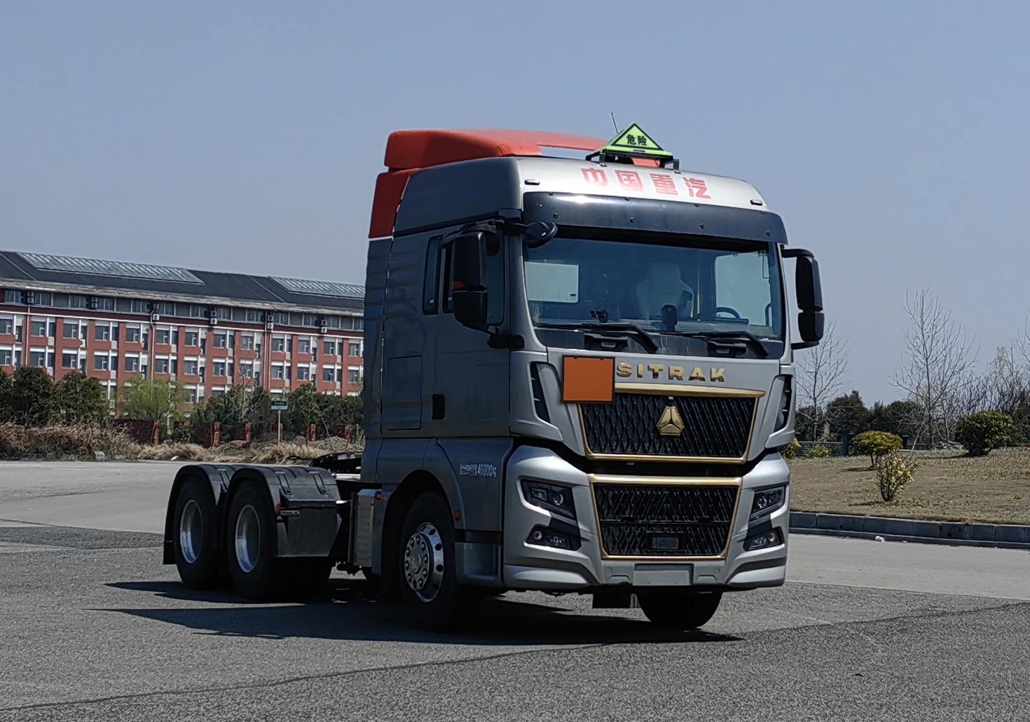 ZZ4256V344HF1AW 汕德卡牌480马力后双桥,后八轮甲醇国六甲醇危险品牵引汽车图片