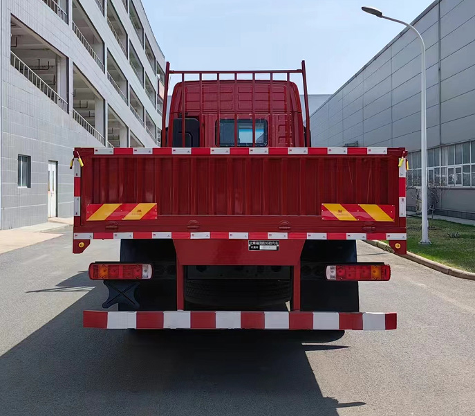 BJ1189Y6ANL-08 欧曼牌301马力单桥柴油6.6米国六载货汽车图片