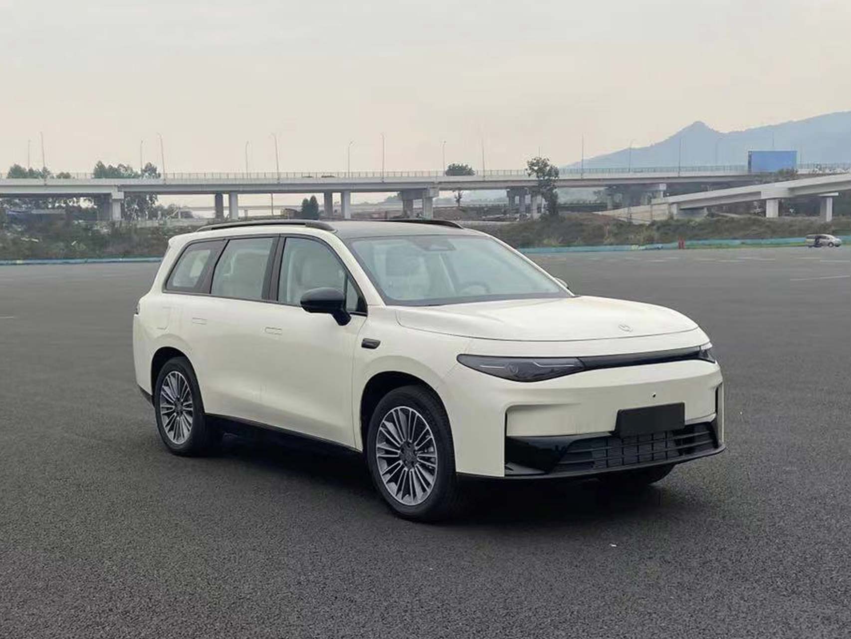 零跑牌4.9米6座插电式增程混合动力多用途乘用车(FZ6490SHEVC16B)
