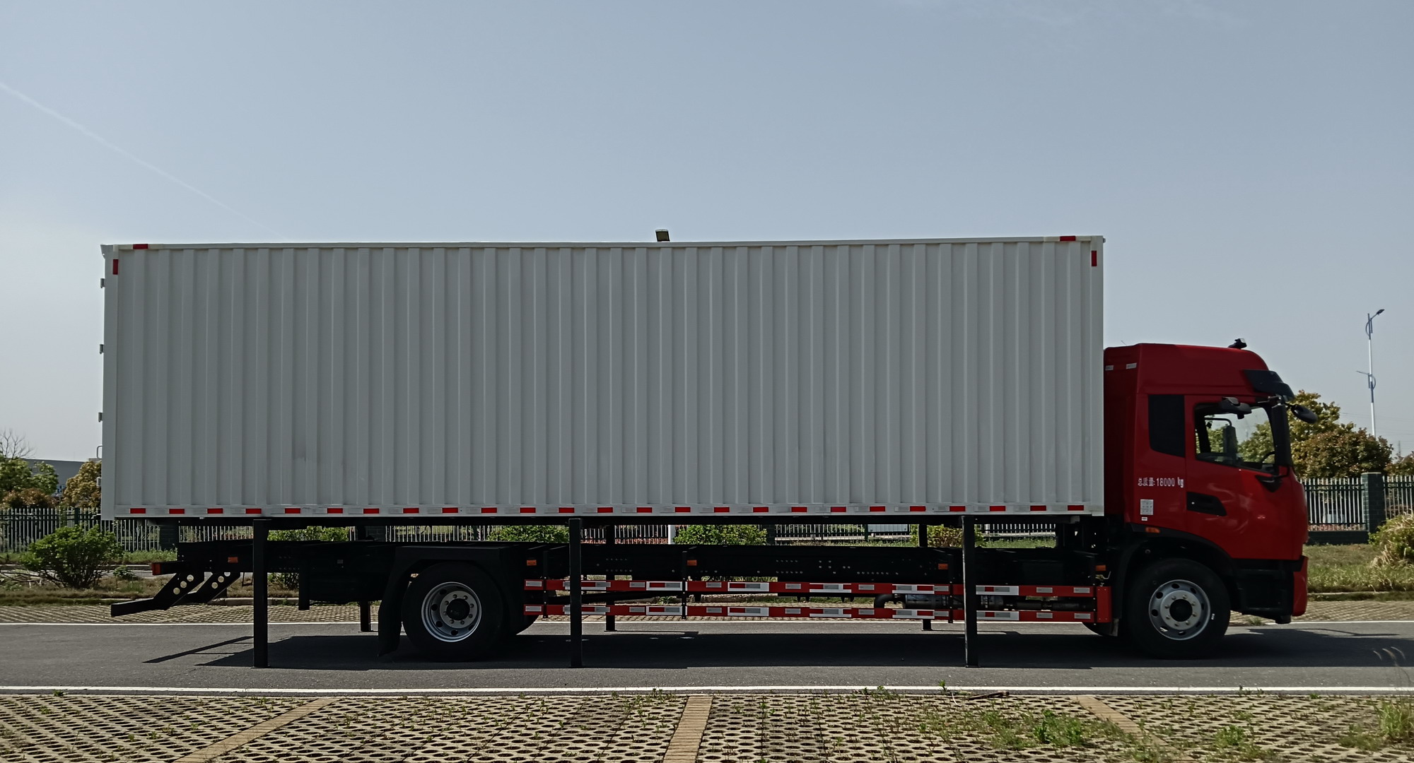 東風(fēng)牌DFC5180ZKXAXE6車(chē)廂可卸式汽車(chē)公告圖片