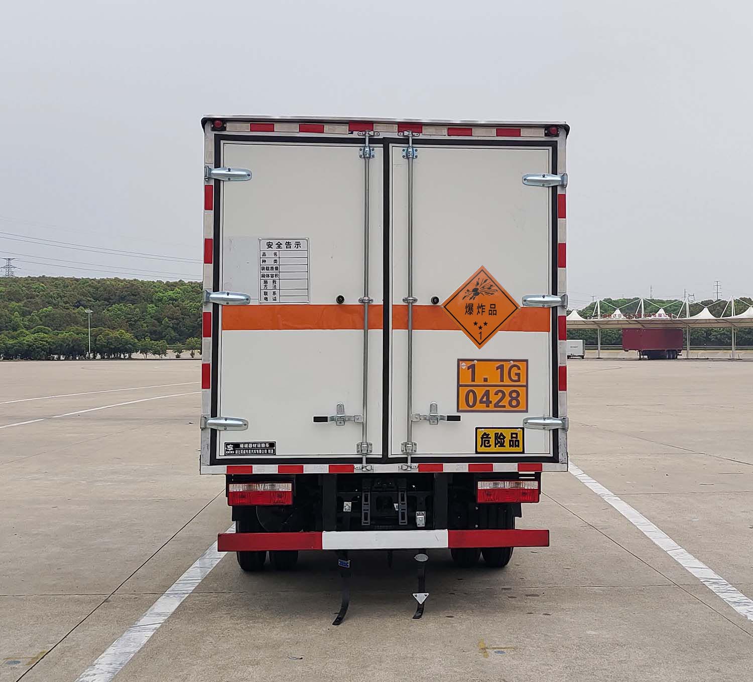 專威牌HTW5045XQYE6爆破器材運(yùn)輸車公告圖片