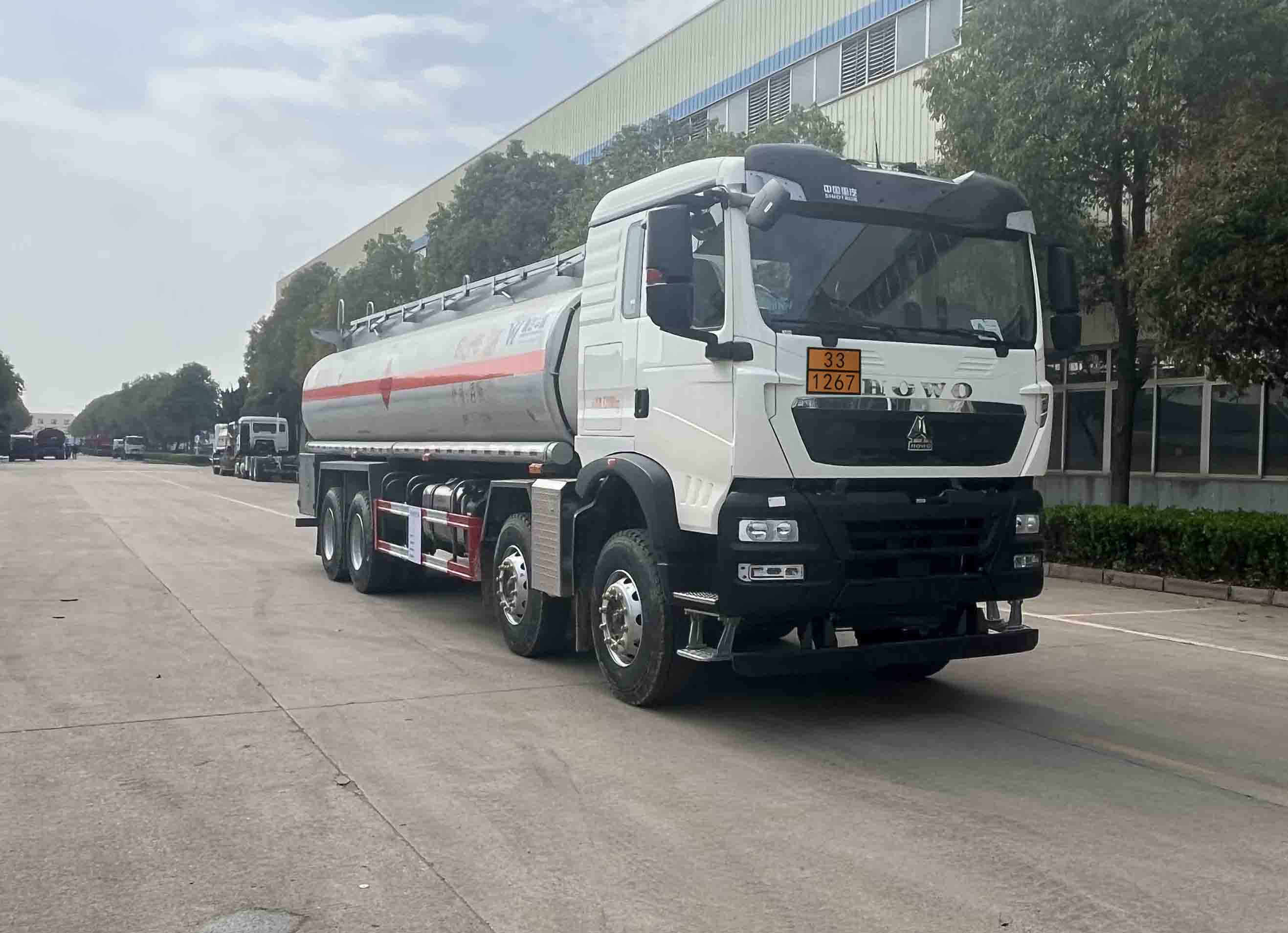 华威驰乐牌SGZ5325GRYZZ6T5易燃液体罐式运输车公告图片