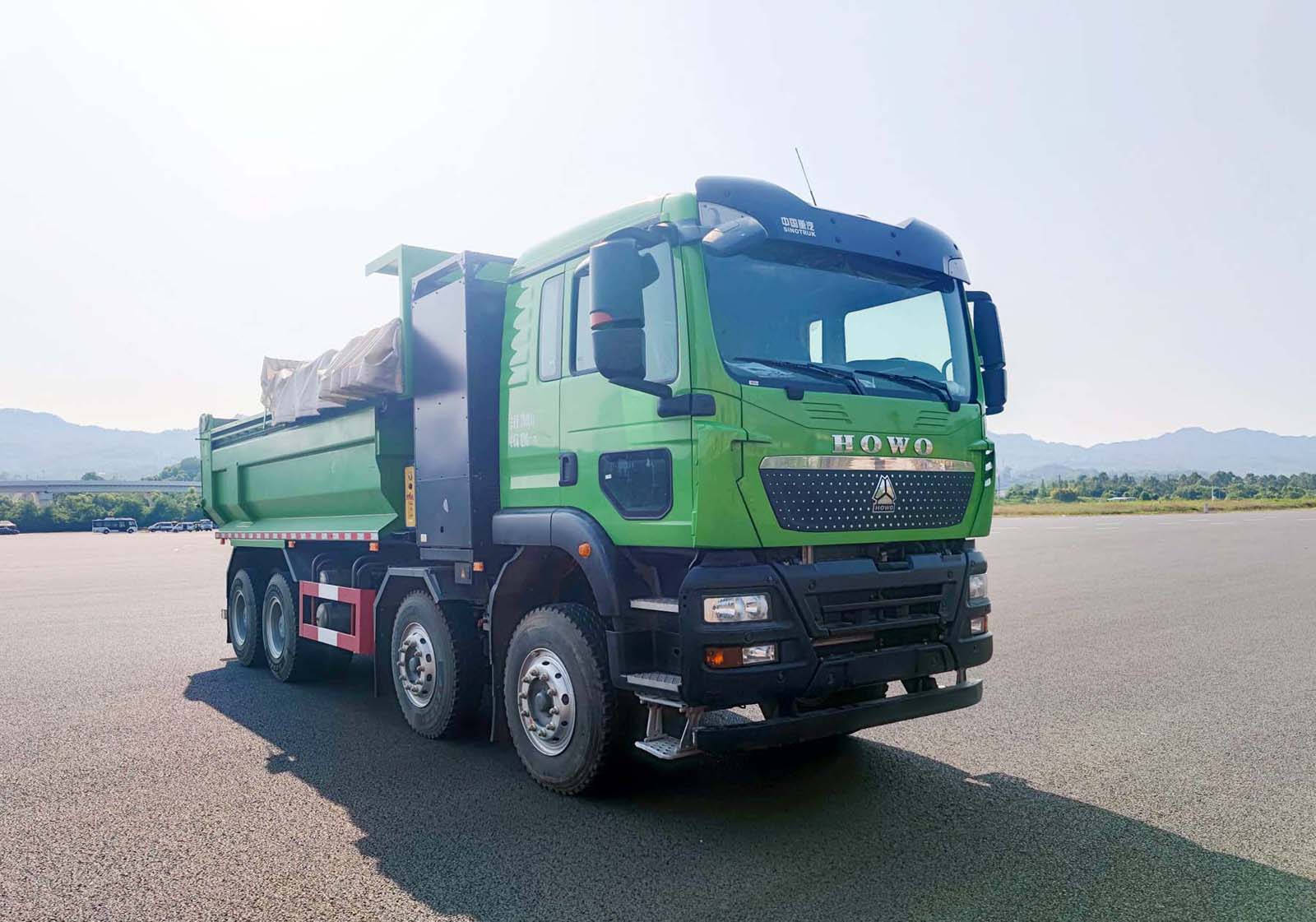 豪沃牌 490马力 前四后八 换电式纯电动自卸汽车(ZZ3317V356GZ1SBEV40)