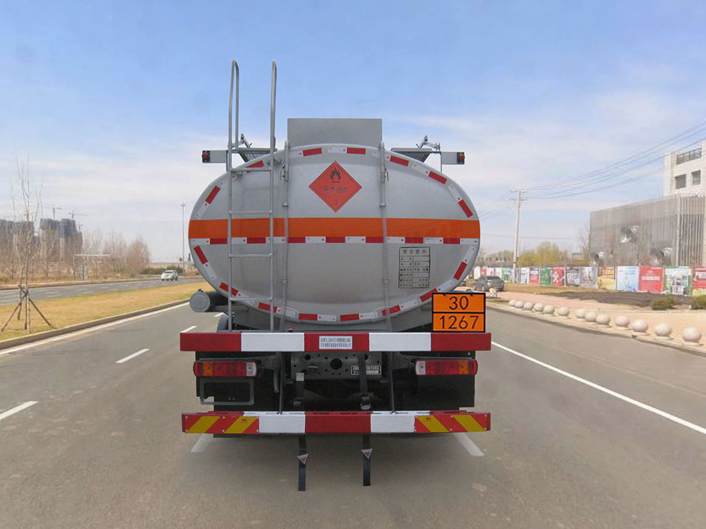 油龍牌YLL5326GRYZ1易燃液體罐式運輸車公告圖片