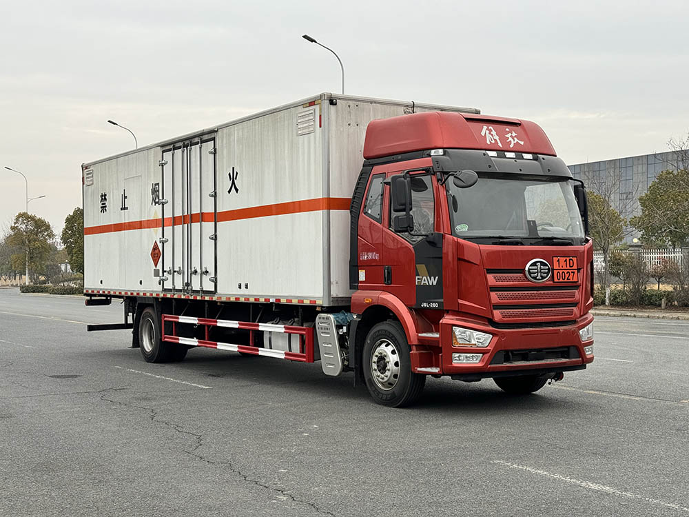 STD5182XQYCA6型爆破器材运输车图片