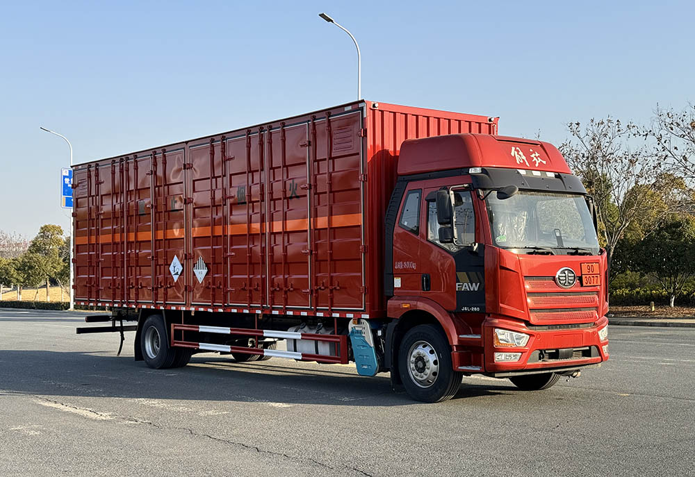 丰霸牌STD5182XZWCA6杂项危险物品厢式运输车