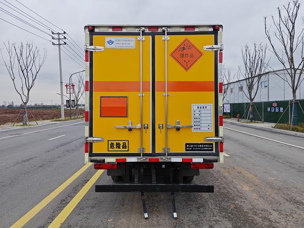 凱樂(lè)泰牌JYA5040XQY-EQ1爆破器材運(yùn)輸車(chē)公告圖片