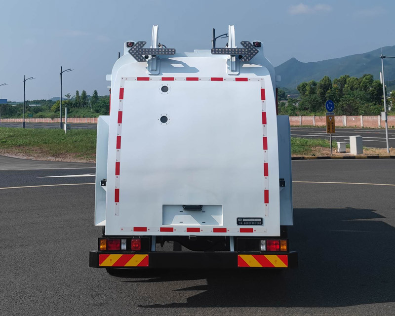 中植汽车牌CDL5180TCAZZBEV纯电动餐厨垃圾车公告图片
