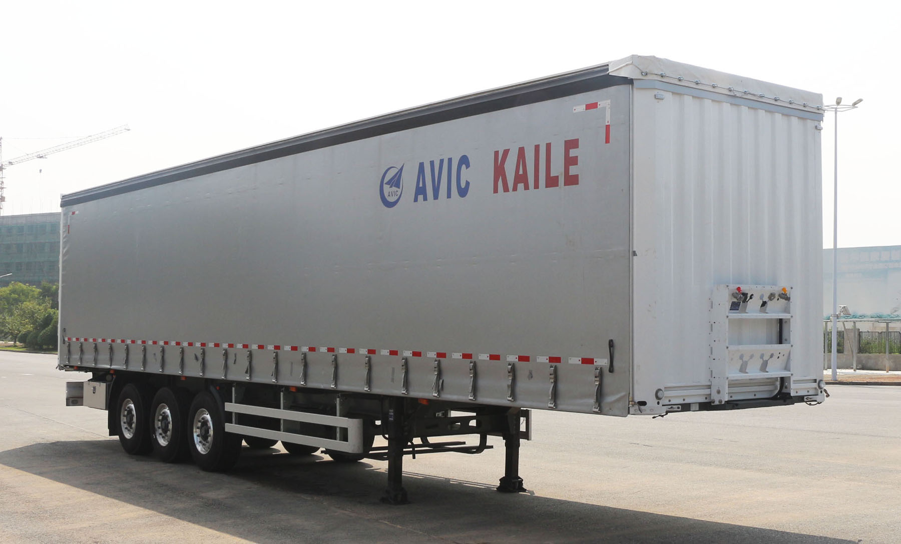 开乐牌13.8米33.4吨3轴厢式运输半挂车(AKL9401XXYCL)