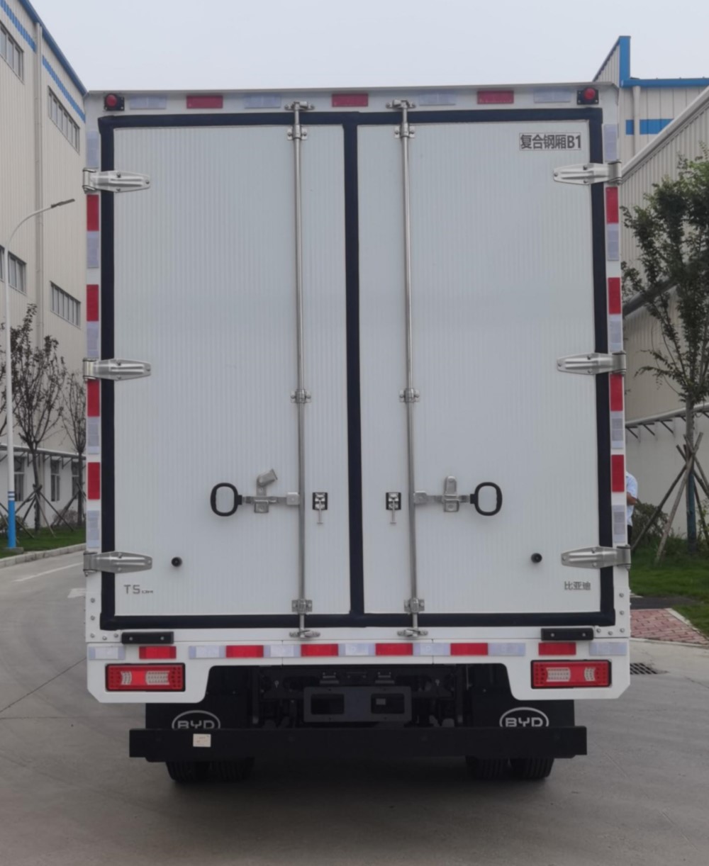 比亞迪牌BYD5060XXYHEV42插電式增程混合動力廂式運(yùn)輸車公告圖片