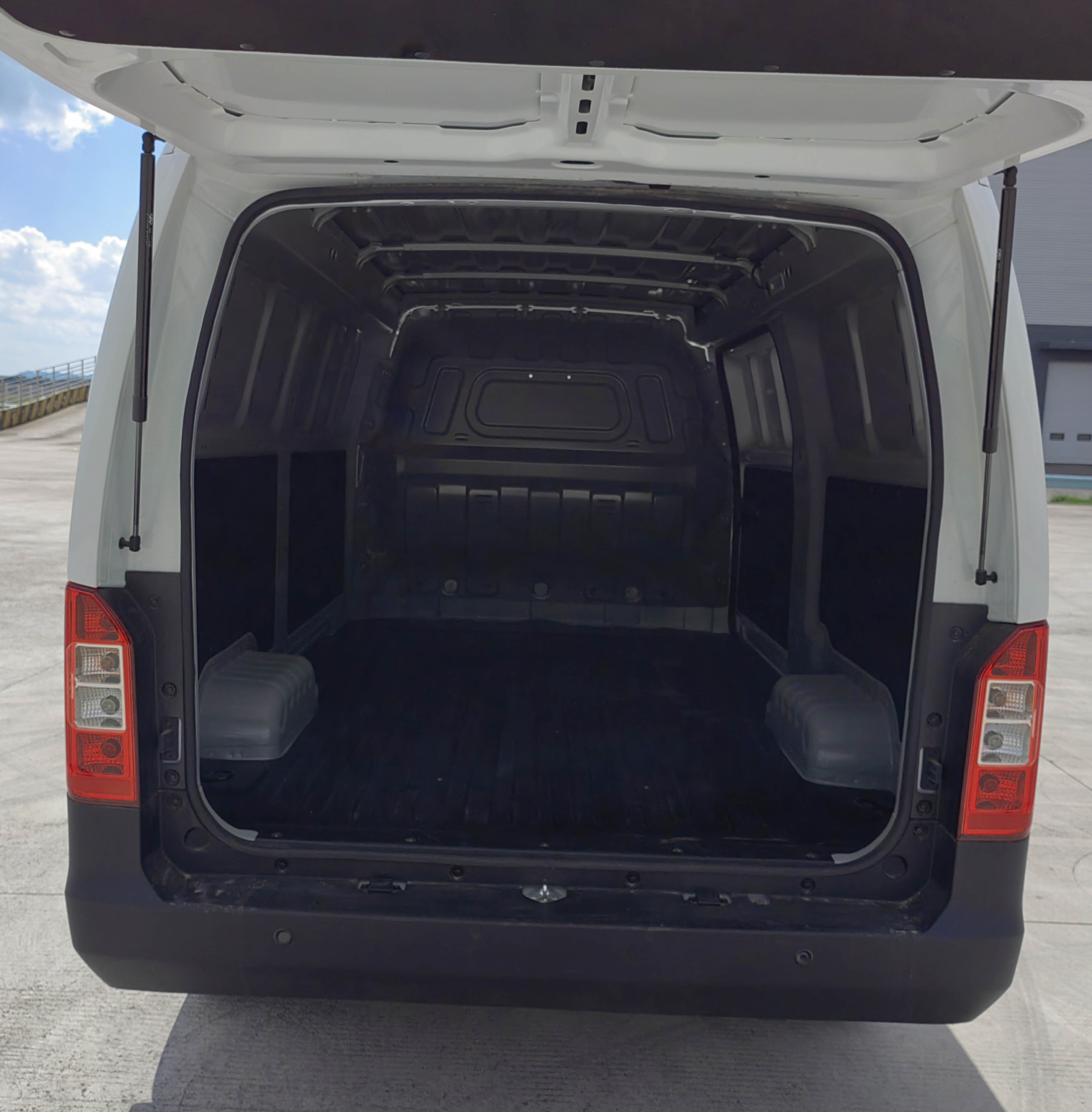 騏蔚牌GK5030XXYBEV06純電動(dòng)廂式運(yùn)輸車公告圖片