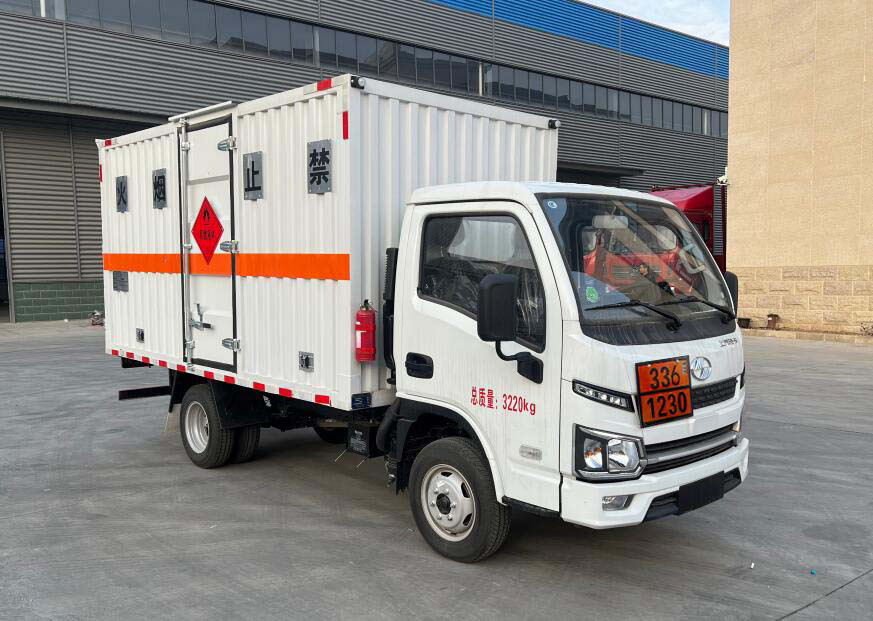 鼎宸腾兴牌DCZ5033XRYSH6易燃液体厢式运输车