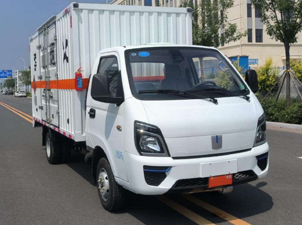 本途牌TBT5030XRQ甲醇易燃气体厢式运输车公告图片