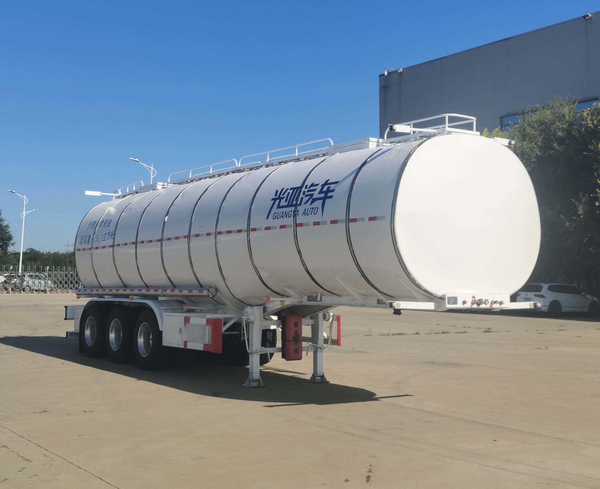 光亚通达牌11米32.7吨3轴食用油运输半挂车(JGY9401GSY)
