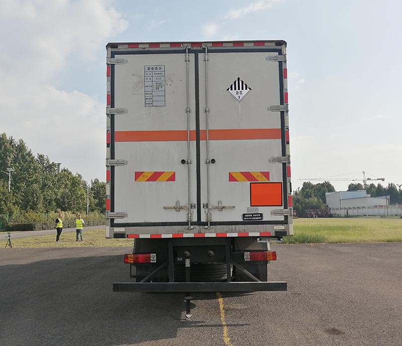 紅宇牌HYJ5320XZW-CA雜項(xiàng)危險(xiǎn)物品廂式運(yùn)輸車公告圖片