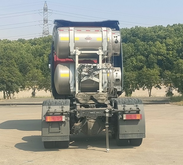 DFH4250C21 东风牌570马力后双桥,后八轮LNG国六半挂牵引车图片
