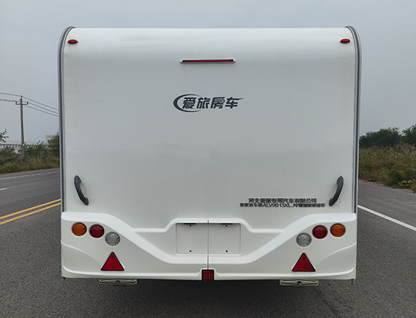 中置轴旅居挂车图片