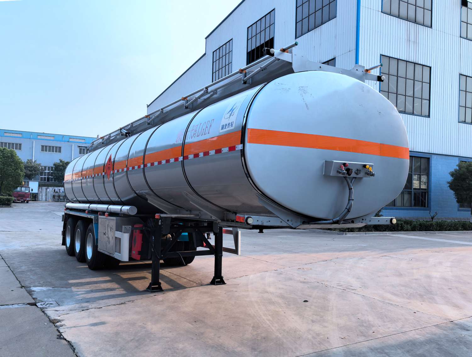 齐星牌11.9米30.9吨3轴易燃液体罐式运输半挂车(QXC9406GRYA)