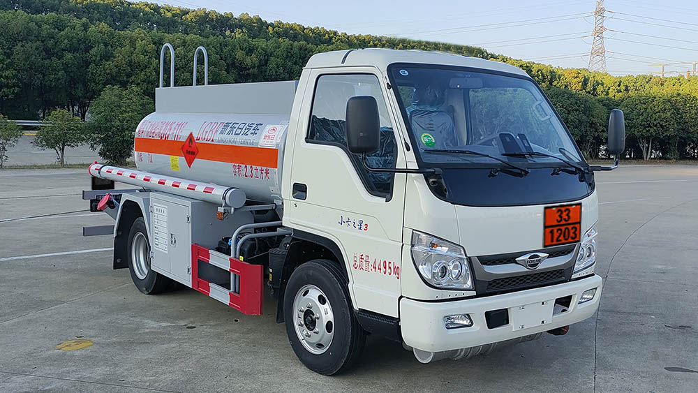 新东日牌YZR5045GJYB6Q加油车