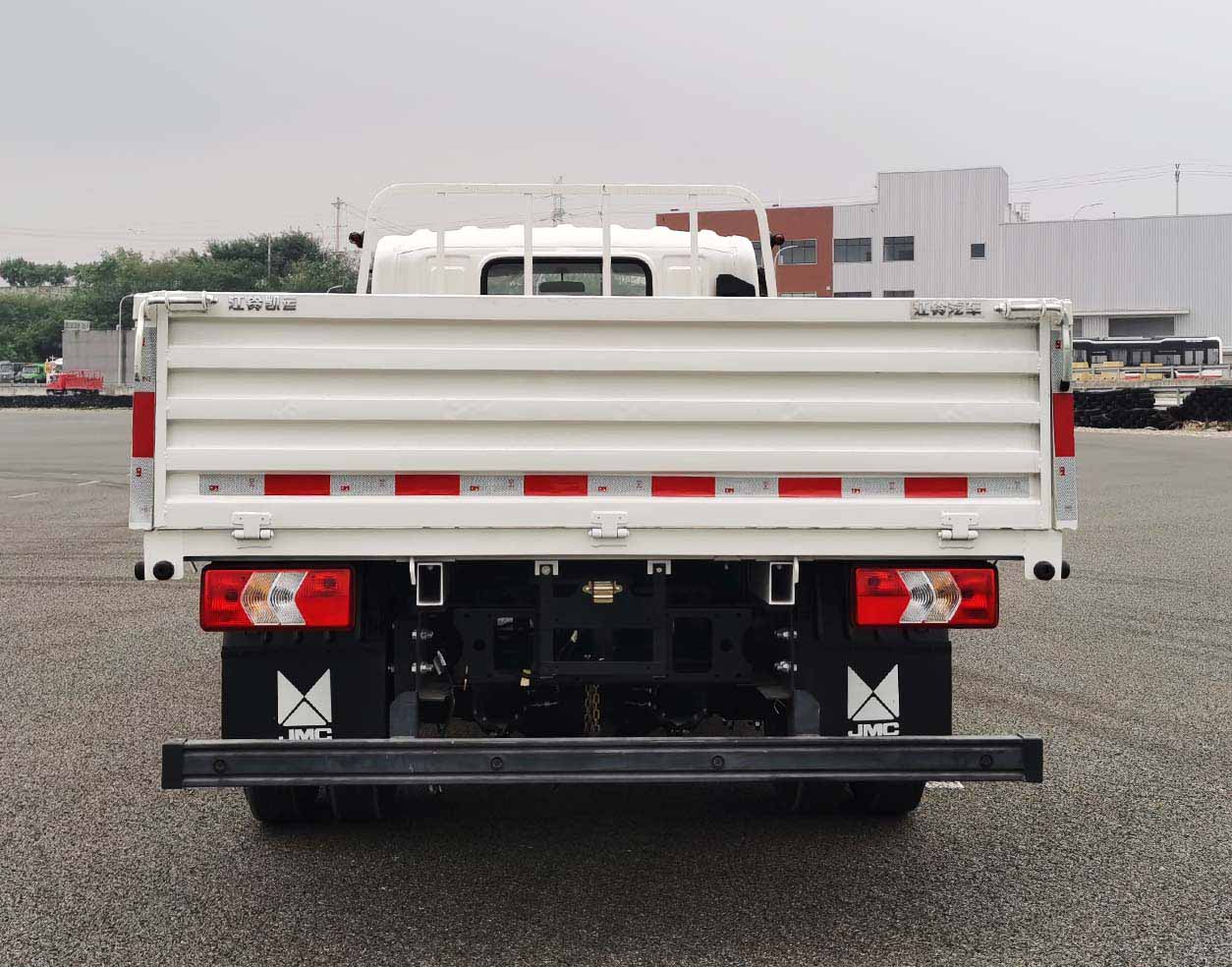 JX1049T0D26 江铃牌180马力单桥柴油4.2米国六载货汽车图片