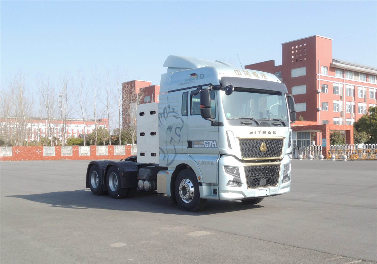 汕德卡牌 630马力 牵引汽车(ZZ4256Y384HF1CB)