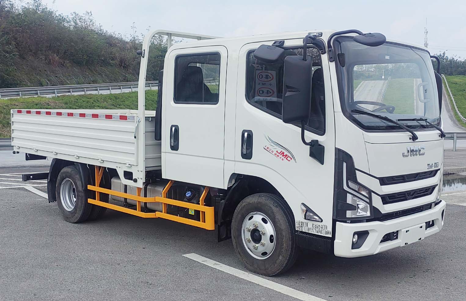 江铃牌 174马力 载货汽车(JX1044TSGD26)