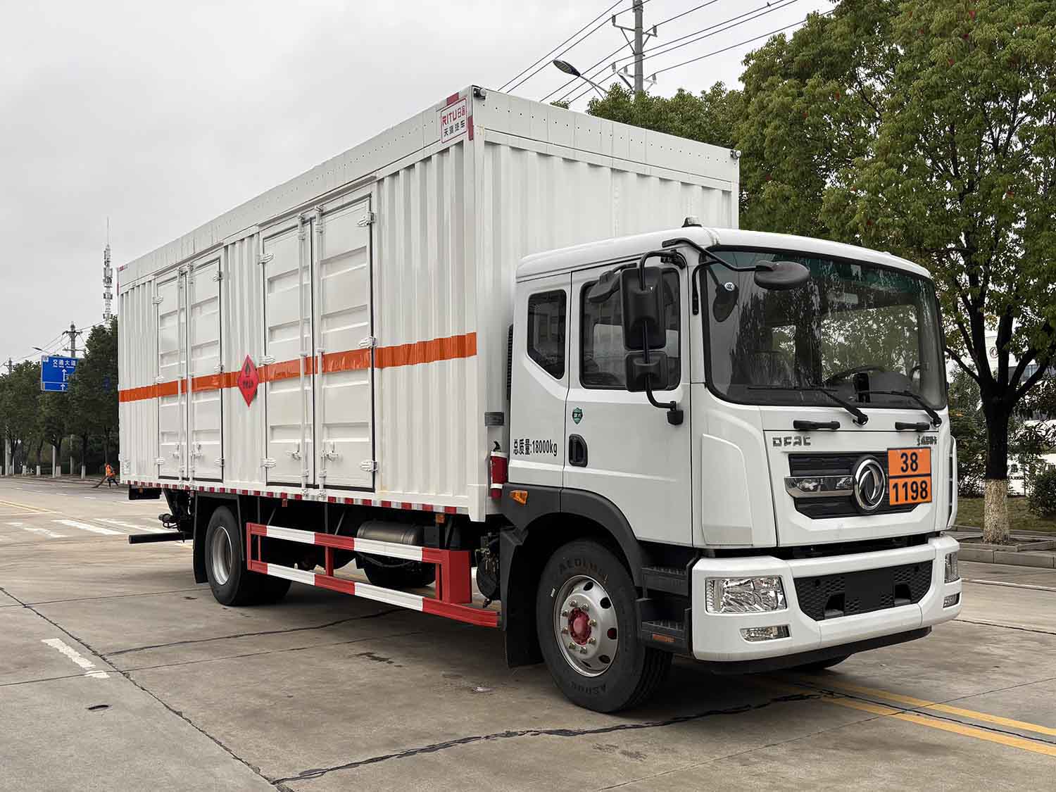 日途牌HTY5180XRYEQ6易燃液体厢式运输车