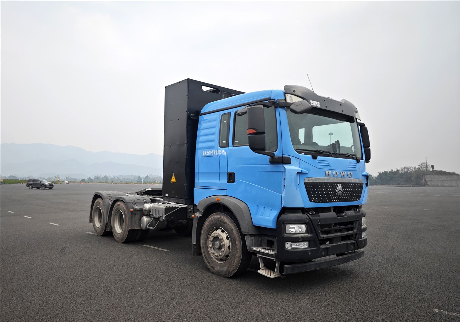 豪沃牌 666马力 换电式纯电动牵引汽车(ZZ4257Y384GZ1SBEV6A)