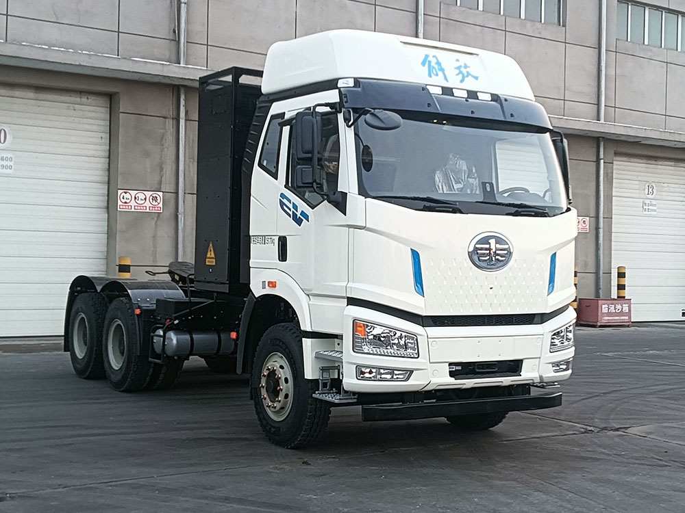 CA4250P66T1BEVB3 解放牌680马力后双桥,后八轮纯电动换电式纯电动半挂牵引车图片