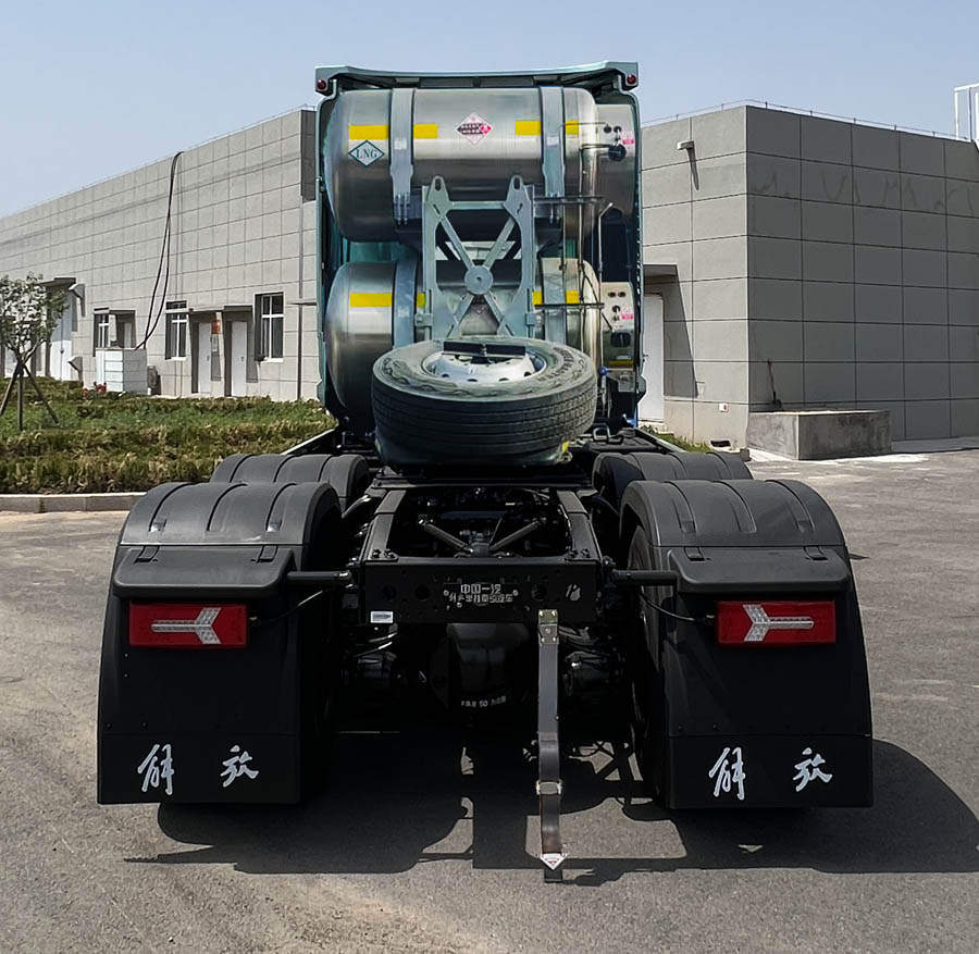 CA4258P35K18T1NE6A80 解放牌581马力后双桥,后八轮LNG国六牵引汽车图片