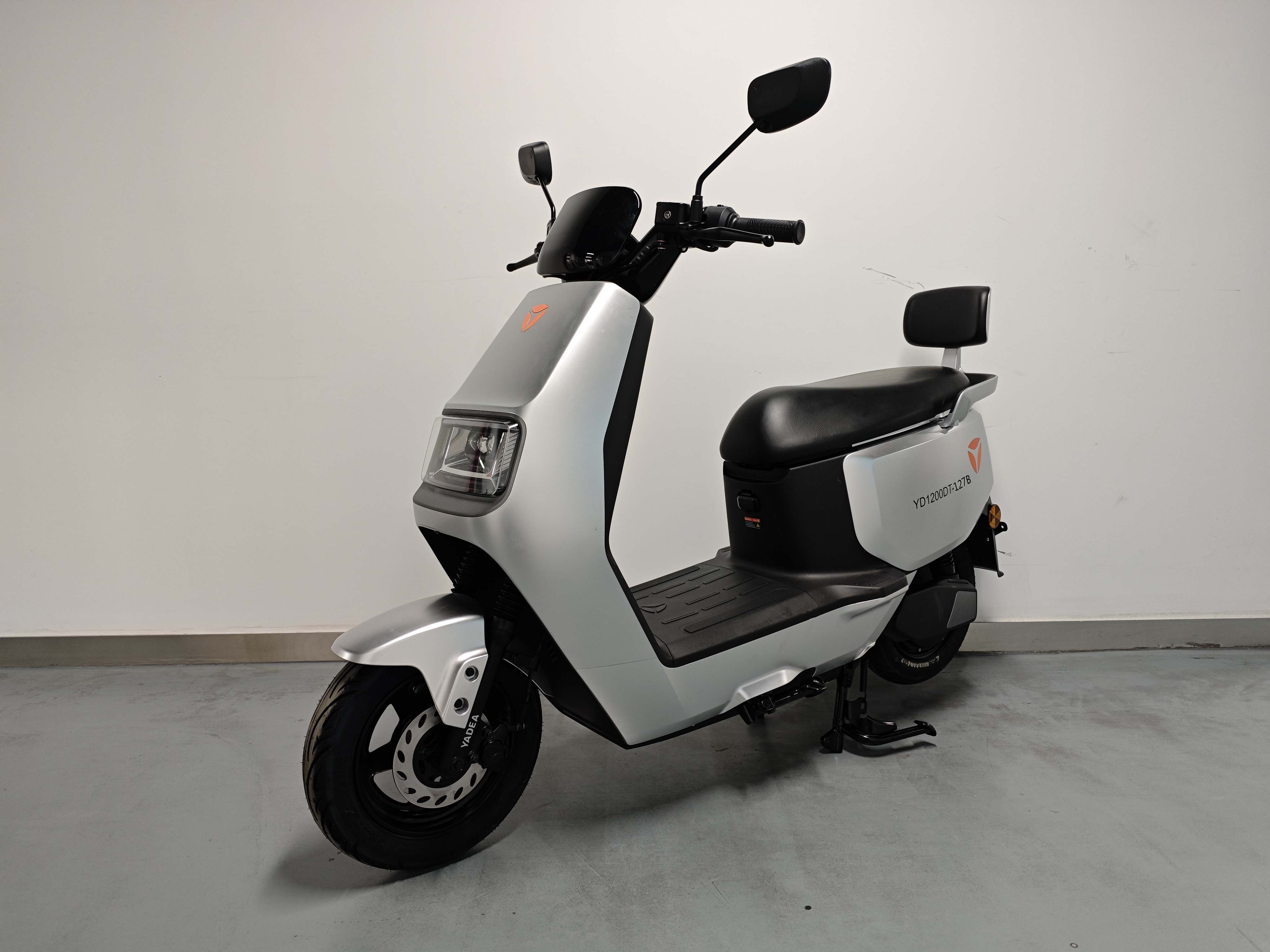 YD1200DT-127B 雅迪牌纯电动前盘式后盘式/鼓式电动两轮摩托车图片