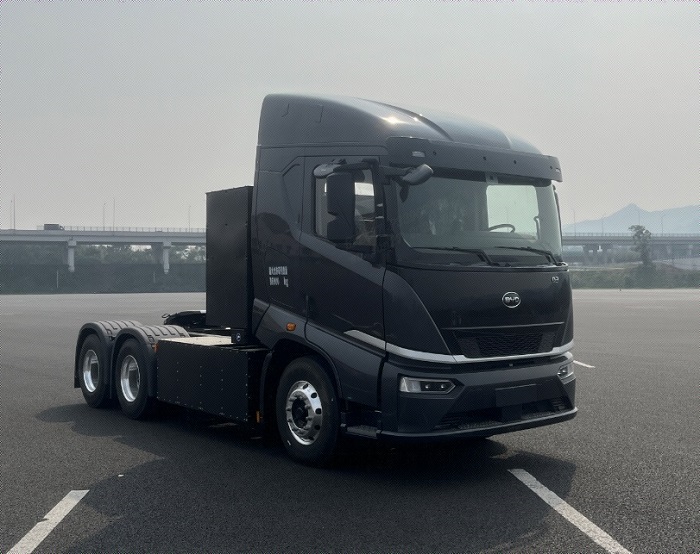 BYD4250C3BEV2 比亚迪牌354马力后双桥,后八轮纯电动纯电动半挂牵引车图片