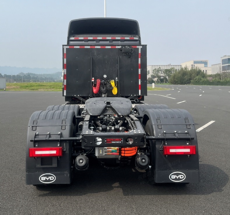 BYD4250C3BEV2 比亚迪牌354马力后双桥,后八轮纯电动纯电动半挂牵引车图片