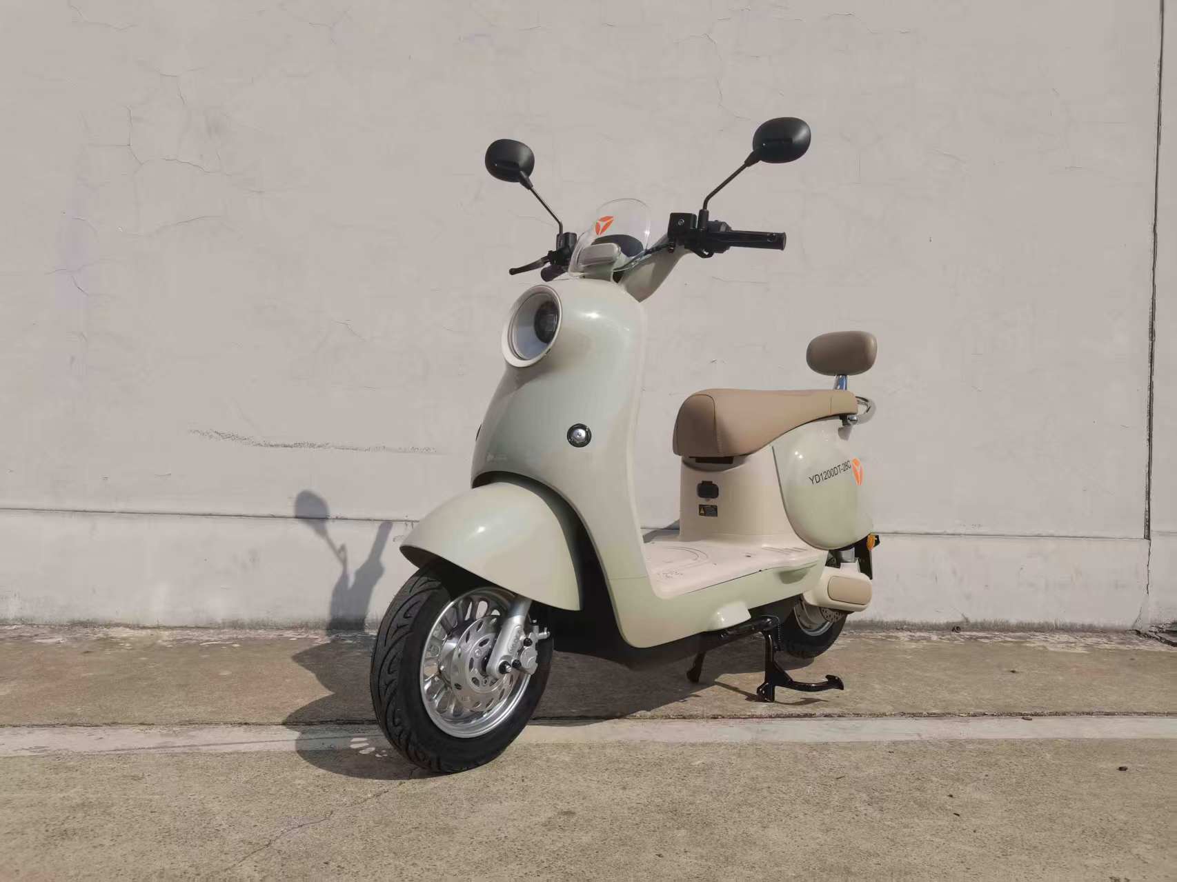 YD1200DT-28C 雅迪牌纯电动前盘式后盘式/鼓式电动两轮摩托车图片