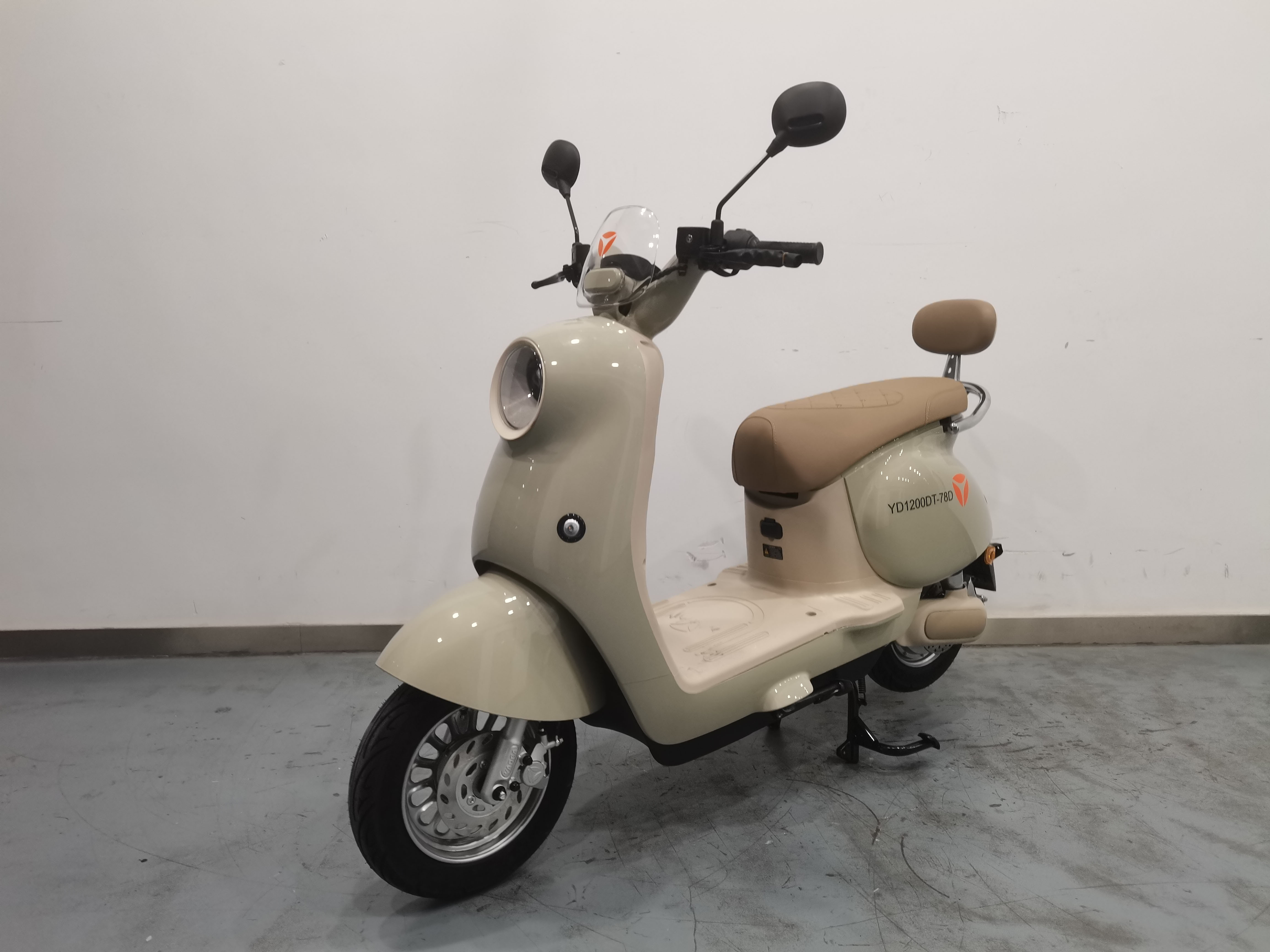 YD1200DT-78D 雅迪牌纯电动前盘式后盘式/鼓式电动两轮摩托车图片