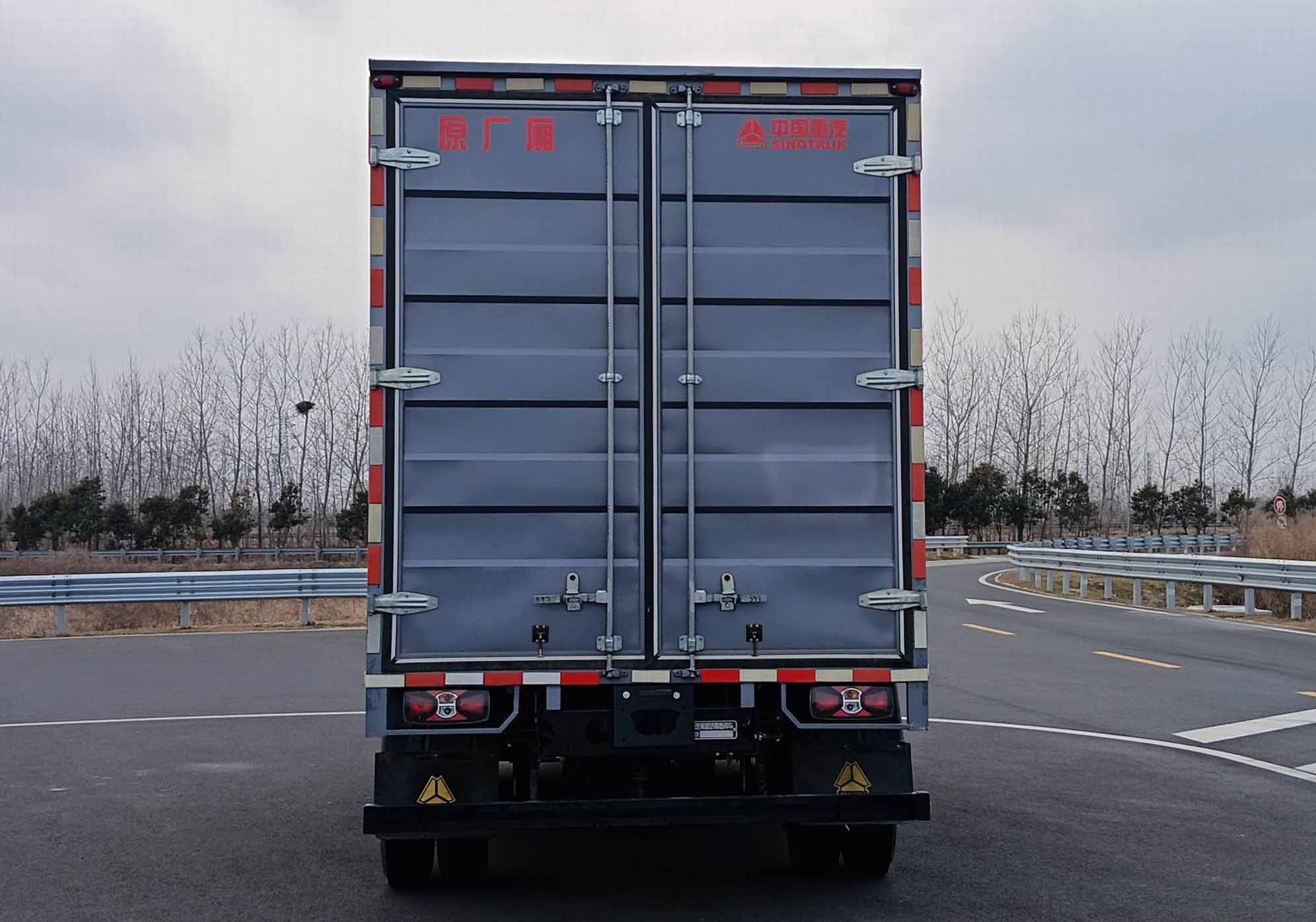 豪沃牌ZZ5047XXYK3515Z145BEVF1纯电动厢式货车公告图片